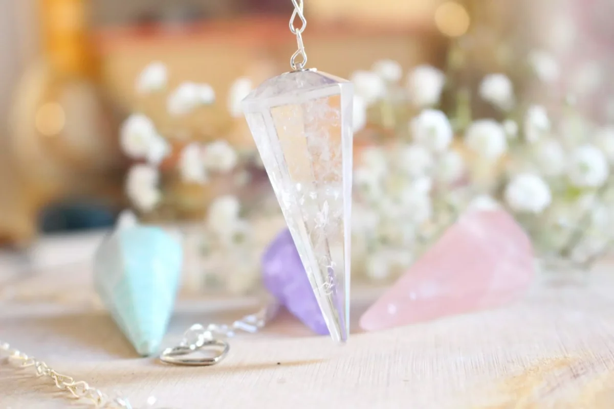 Pendule Divinatoire en Cristal de Roche - Éclairage de qualité avec frais de port offerts ancienne