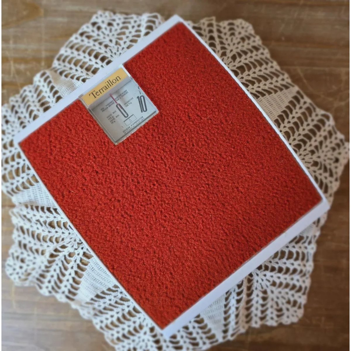 Pèse-personne moquette rouge, Années 70 - Vins Rouges Harmonieux pour Chaque Occasion - {'count': 1, 'name': 'hollywoodien'}